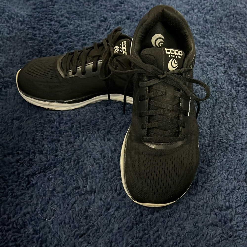 Women's Topo Athletic Fli-Lyte 3 - size 8 - black and white